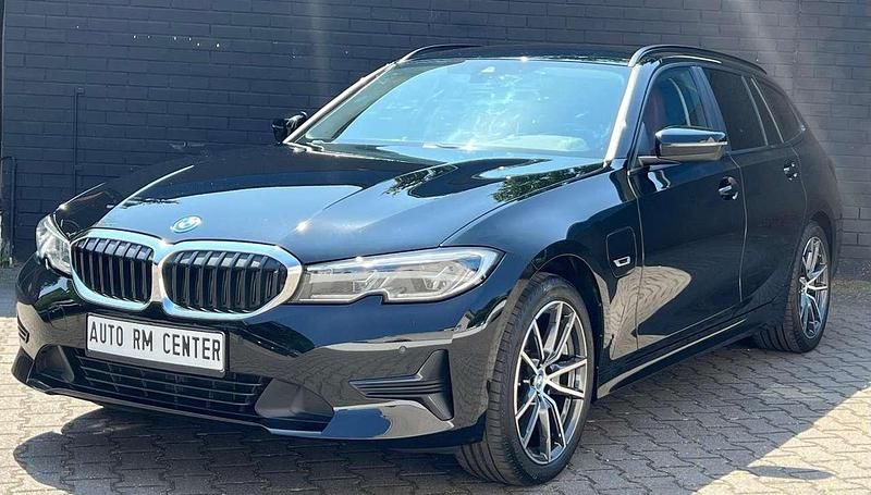 Schwarz Gebraucht 2022 BMW 320e Kombi | 23.499 € (Guter Preis) - Bild 1/4
