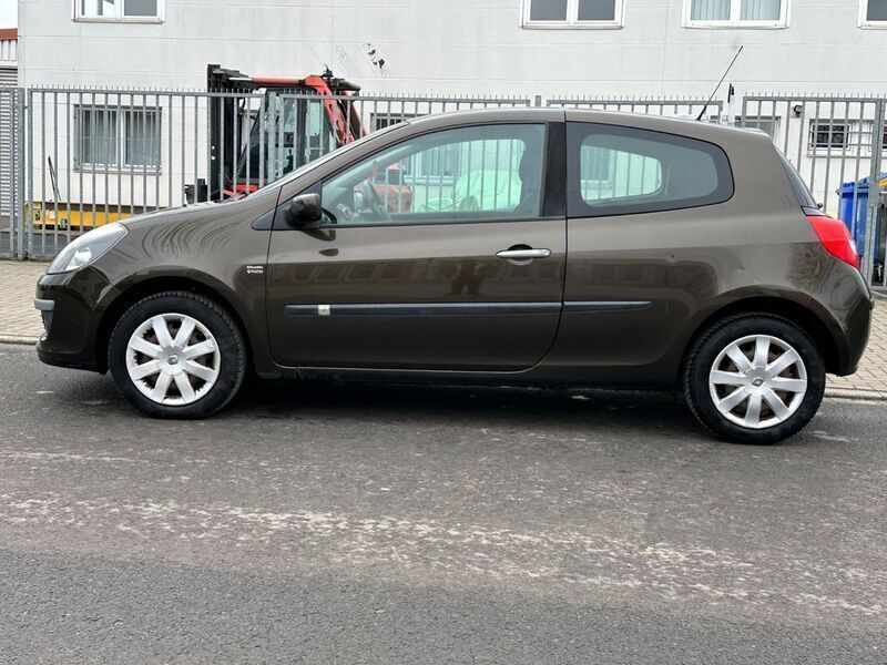 Gold Gebraucht 2006 Renault Clio III Dynamique Kleinwagen | 2.550 € (Etwas zu teuer) - Bild 1/4