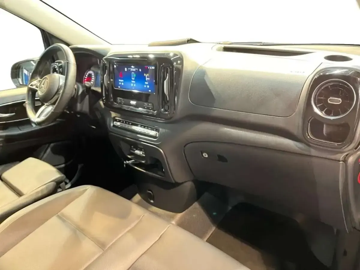 Gebraucht Mercedes Vito 237 PS (174 kW) 2025 Obsidianschwarz metallic Van