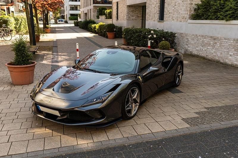 Grau Gebraucht 2021 Ferrari F8 Coupé | 299.700 € (Fairer Preis) - Bild 1/4