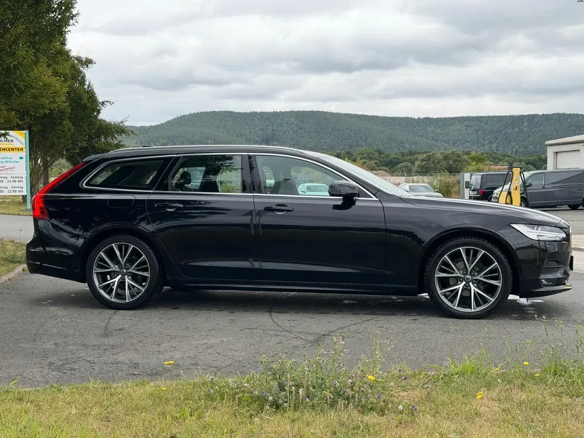 Gebraucht Volvo V90 Momentum 190 PS (139 kW) 2019 Schwarz Kombi