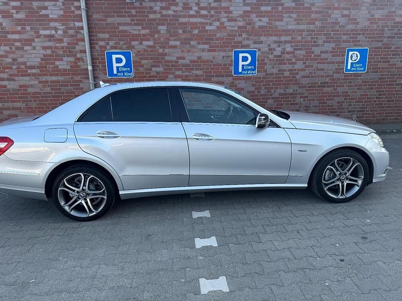 Gebraucht Mercedes E220 170 PS (125 kW) 2011 Grau Limousine