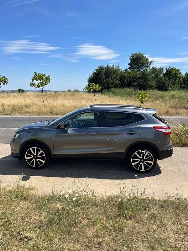 Grau Gebraucht 2015 Nissan Qashqai Tekna SUV | 10.500 € (Fairer Preis) - Bild 1/4