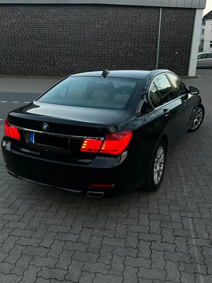 Gebraucht BMW 740 306 PS (225 kW) 2011 Schwarz Limousine