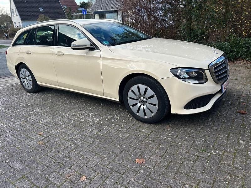 Beige Gebraucht 2018 Mercedes E200 Limousine | 6.299 € (Etwas zu teuer) - Bild 1/4