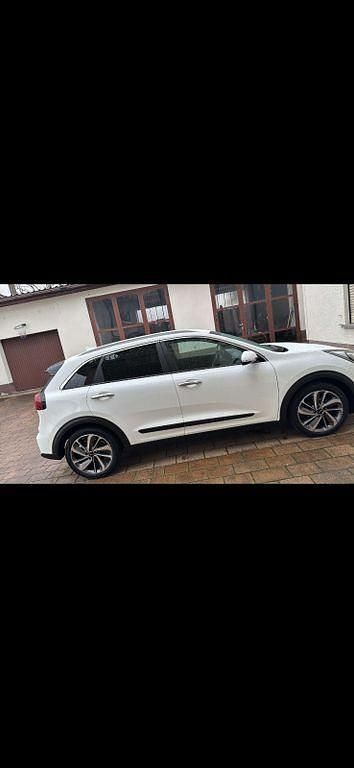 Weiß Gebraucht 2018 Kia Niro Vision SUV | 15.800 € (Fairer Preis) - Bild 1/4
