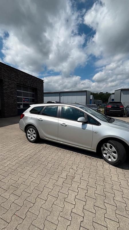Gebraucht Opel Astra 110 PS (80 kW) 2014 Silber Kombi