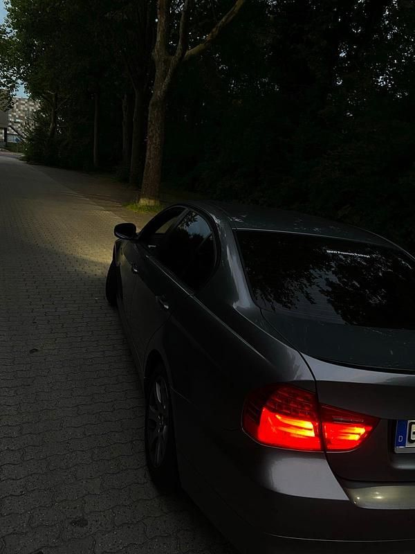 Grau Gebraucht 2010 BMW 316 Limousine | 5.000 € (Fairer Preis) - Bild 1/4