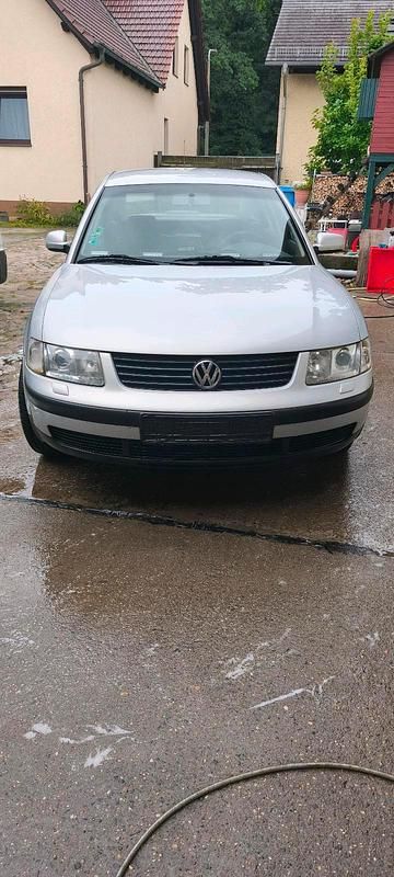Grau Gebraucht 2000 VW Passat Limousine | 1.000 € (Guter Preis) - Bild 1/4