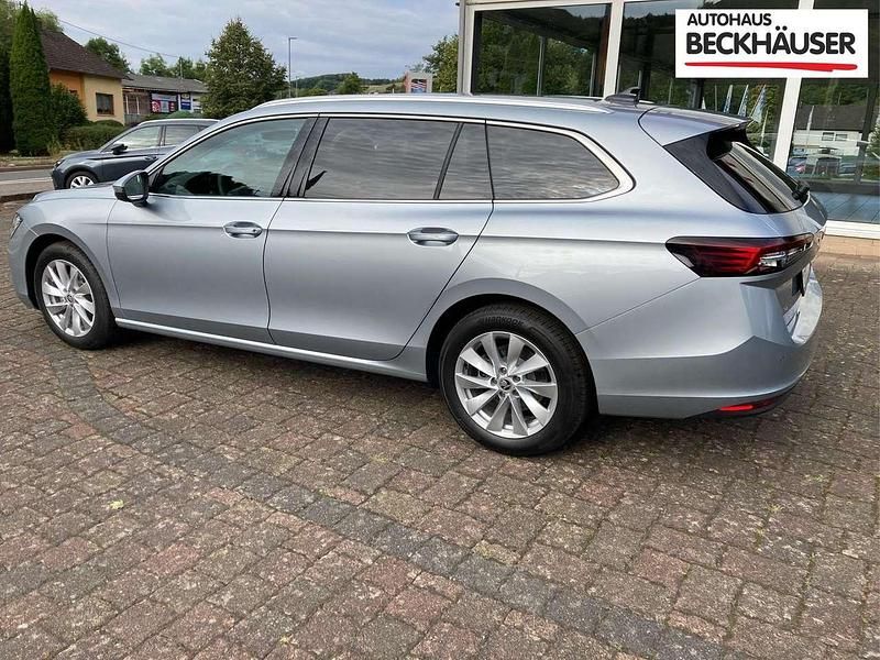 Neu Skoda Superb Selection 150 PS (110 kW) 2025 Silber metallic Kombi