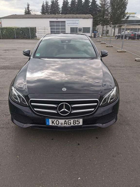 Schwarz Gebraucht 2017 Mercedes E220 Avantgarde Limousine | 17.450 € (Superpreis) - Bild 1/4