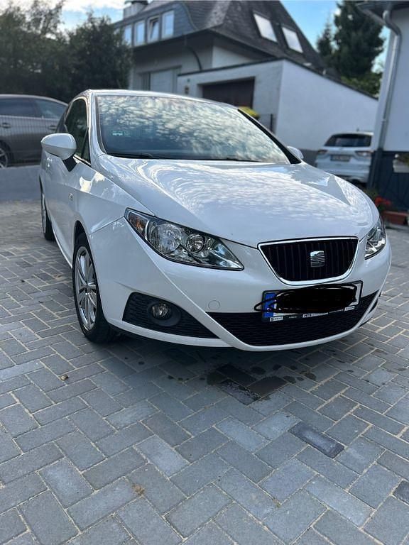 Weiß Gebraucht 2010 Seat Ibiza SC Style Kleinwagen | 4.499 € (Fairer Preis) - Bild 1/4