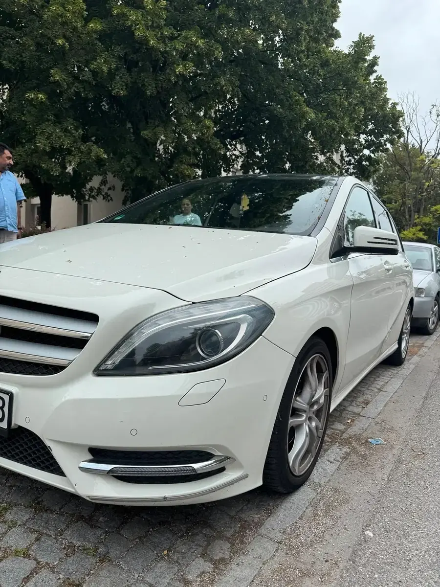 Gebraucht Mercedes B180 122 PS (89 kW) 2013 Weiß Kleinwagen