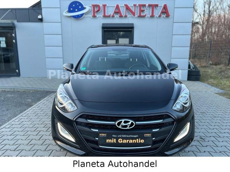 Gebraucht Hyundai i30 Trend 110 PS (80 kW) 2016 Schwarz Limousine