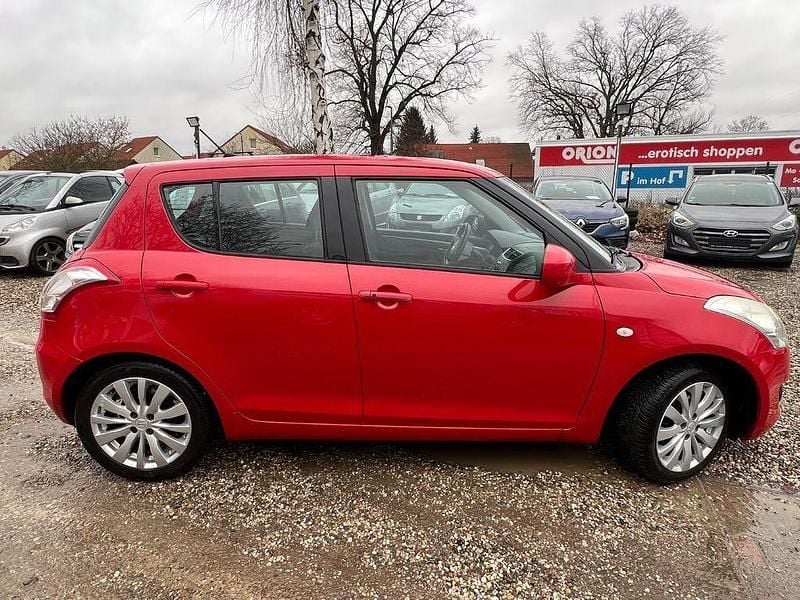 Gebraucht Suzuki Swift Club 94 PS (69 kW) 2012 Rot Kleinwagen