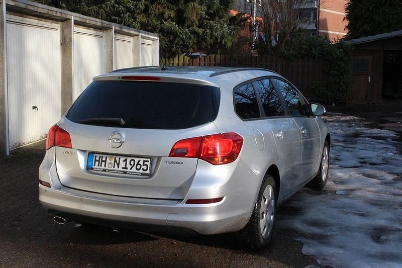 Gebraucht Opel Astra Design Edition 140 PS (102 kW) 2011 Grau Kombi