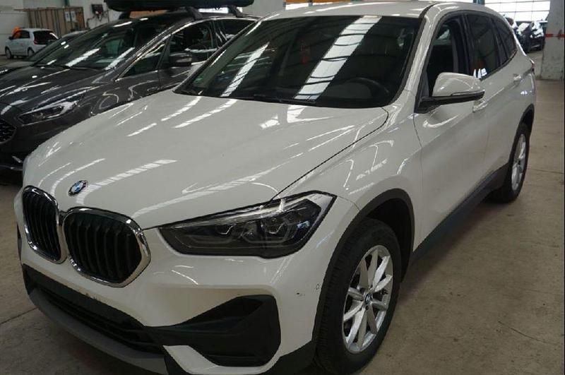 Weiß Gebraucht 2022 BMW X1 Sport Line SUV | 18.445 € (Superpreis) - Bild 1/4