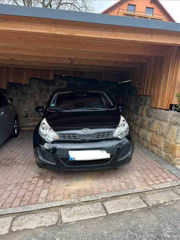 Second-hand Kia Rio 109 CP (80 kW) 2011 Negru Hatchback