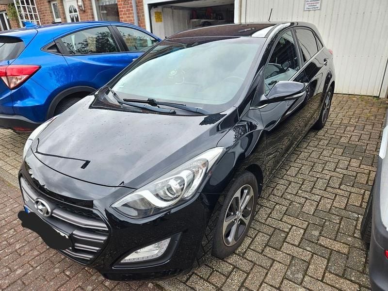 Gebraucht Hyundai i30 101 PS (74 kW) 2016 Schwarz Limousine