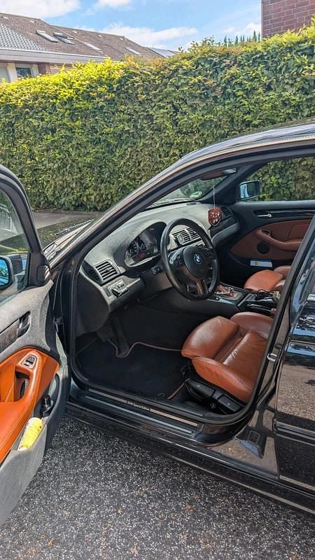 Schwarz Gebraucht 2004 BMW 320 Sport Line Limousine | 3.750 € (Fairer Preis) - Bild 1/4