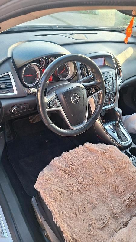 Gebraucht Opel Astra 165 PS (121 kW) 2013 Silber Limousine