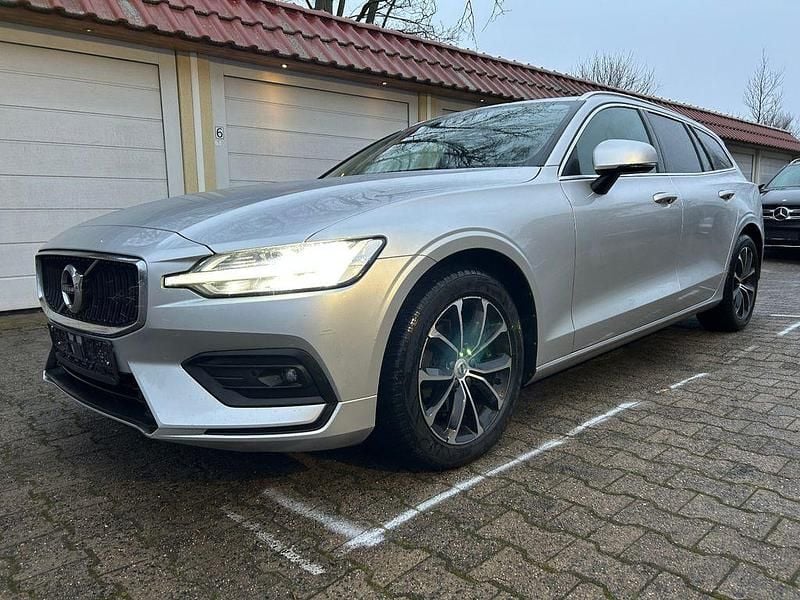Silber Gebraucht 2020 Volvo V60 Momentum Kombi | 16.500 € (Superpreis) - Bild 1/4