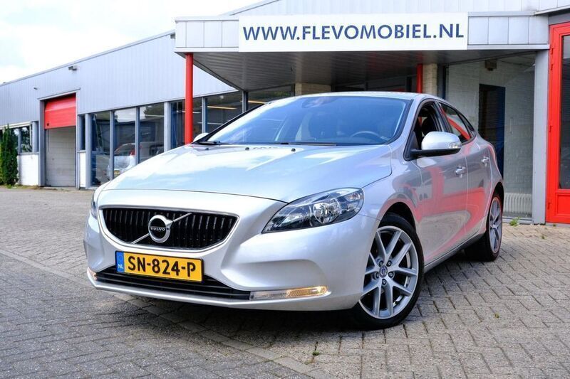 Grau Gebraucht 2017 Volvo V40 Kinetic Kombi | 9.249 € (Superpreis) - Bild 1/4