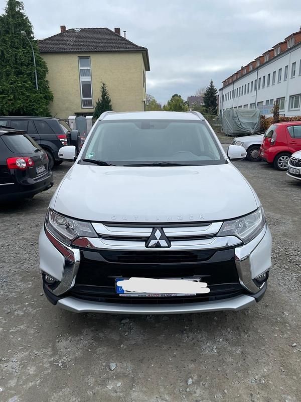 Weiß Gebraucht 2016 Mitsubishi Outlander SUV | 13.200 € - Bild 1/4