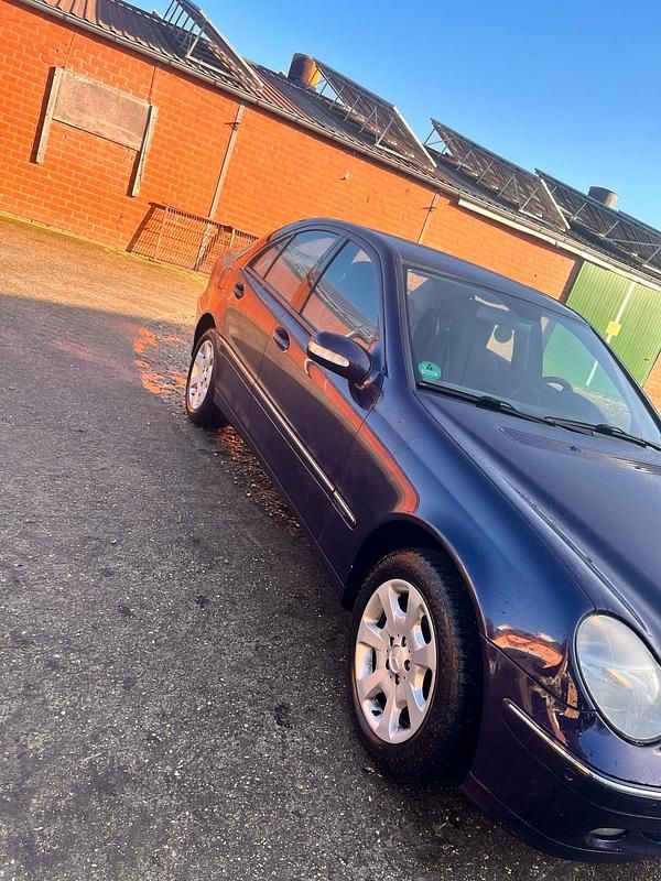 Gebraucht Mercedes C180 129 PS (94 kW) 2001 Violet Limousine