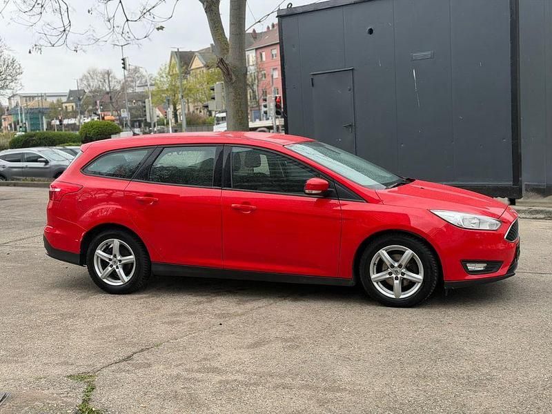 Gebraucht Ford Focus Business Edition 120 PS (88 kW) 2015 Rot Limousine