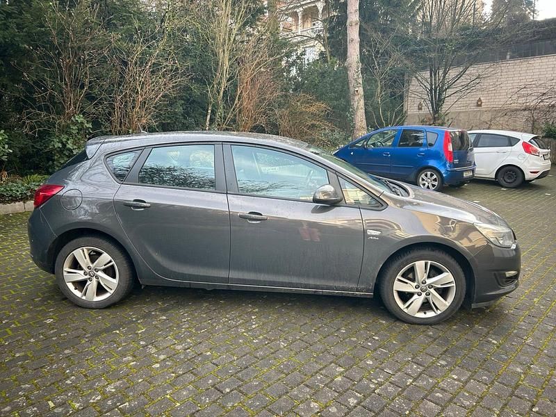 Schwarz Gebraucht 2013 Opel Astra Limousine | 5.500 € (Fairer Preis) - Bild 1/4