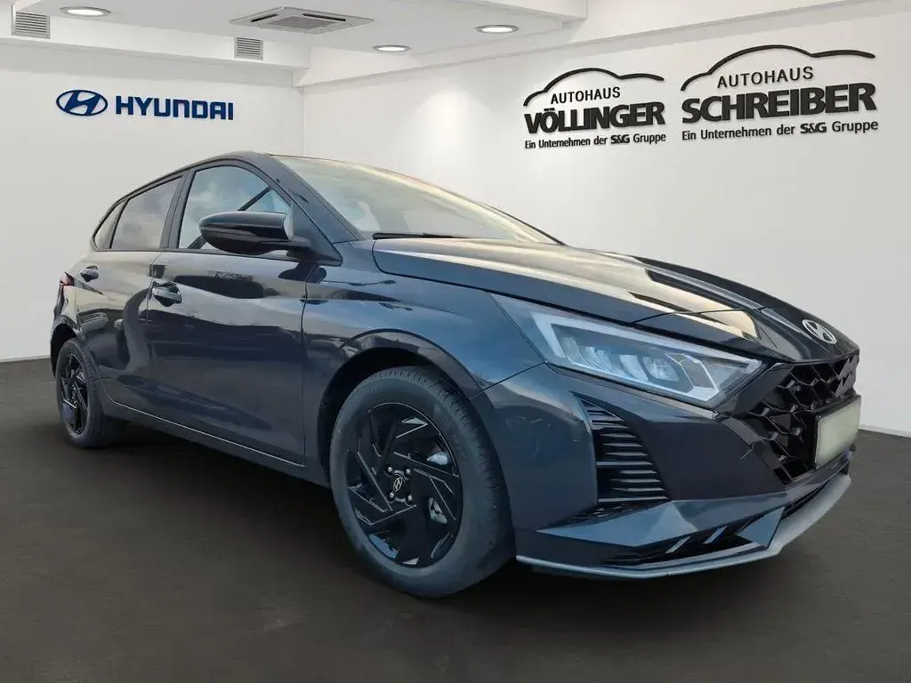Neu Hyundai i20 Blackline 101 PS (74 kW) 2026 Grau Limousine
