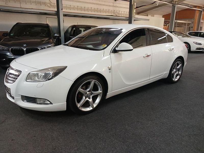 Weiß Gebraucht 2012 Opel Insignia OPC Limousine | 5.900 € (Fairer Preis) - Bild 1/4