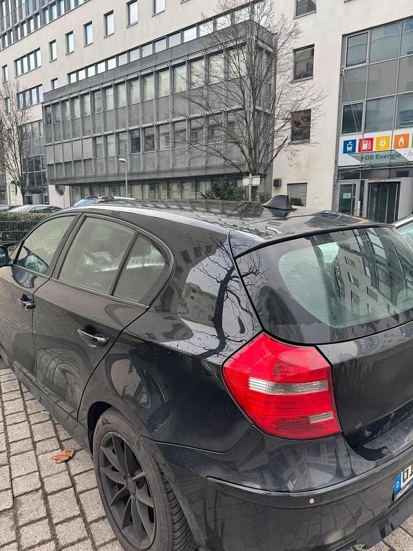 Gebraucht BMW 120 177 PS (130 kW) 2011 Schwarz Kleinwagen