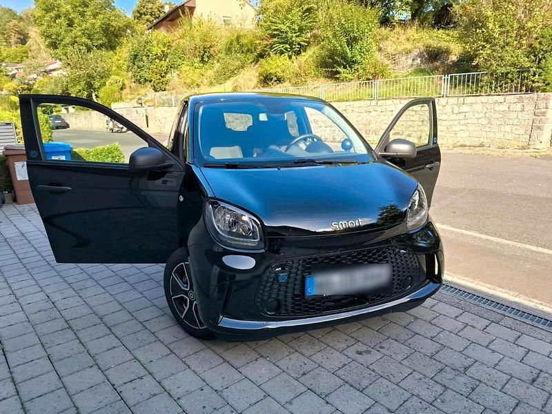 Schwarz Gebraucht 2022 Smart ForFour Electric Drive Passion Kleinwagen | 10.999 € (Fairer Preis) - Bild 1/4