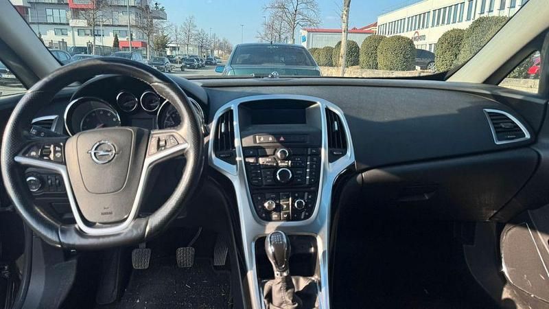 Gebraucht Opel Astra GTC 140 PS (102 kW) 2014 Schwarz Limousine