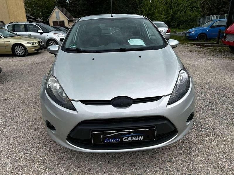 Gebraucht Ford Fiesta Titanium 69 PS (50 kW) 2010 Silber Kleinwagen