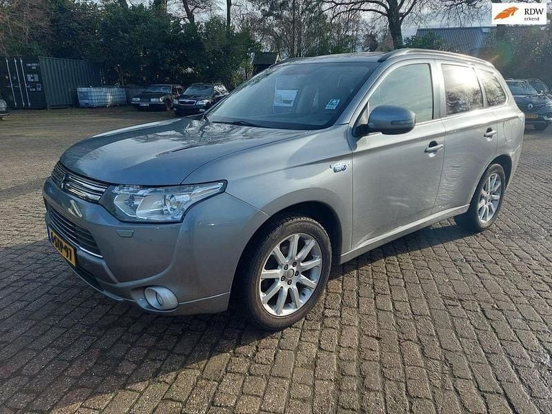 Grau Gebraucht 2013 Mitsubishi Outlander P-HEV Instyle SUV | 6.000 € - Bild 1/4