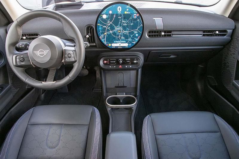 Używany Mini Cooper Classic 156 KM (114 kW) 2024 Srebrny Hatchback