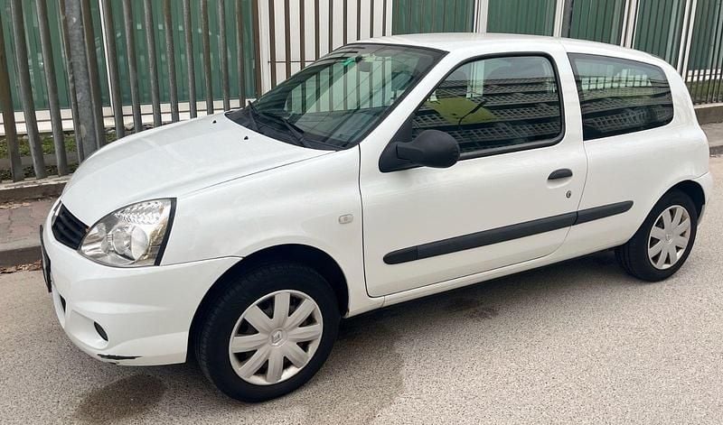 Weiß Gebraucht 2012 Renault Clio IV Limousine | 1.800 € (Superpreis) - Bild 1/4