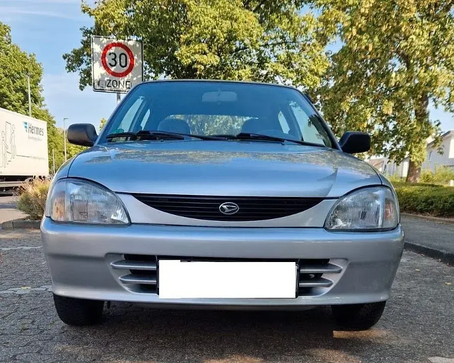 Gebraucht Daihatsu Charade 84 PS (61 kW) 1998 Silber Limousine