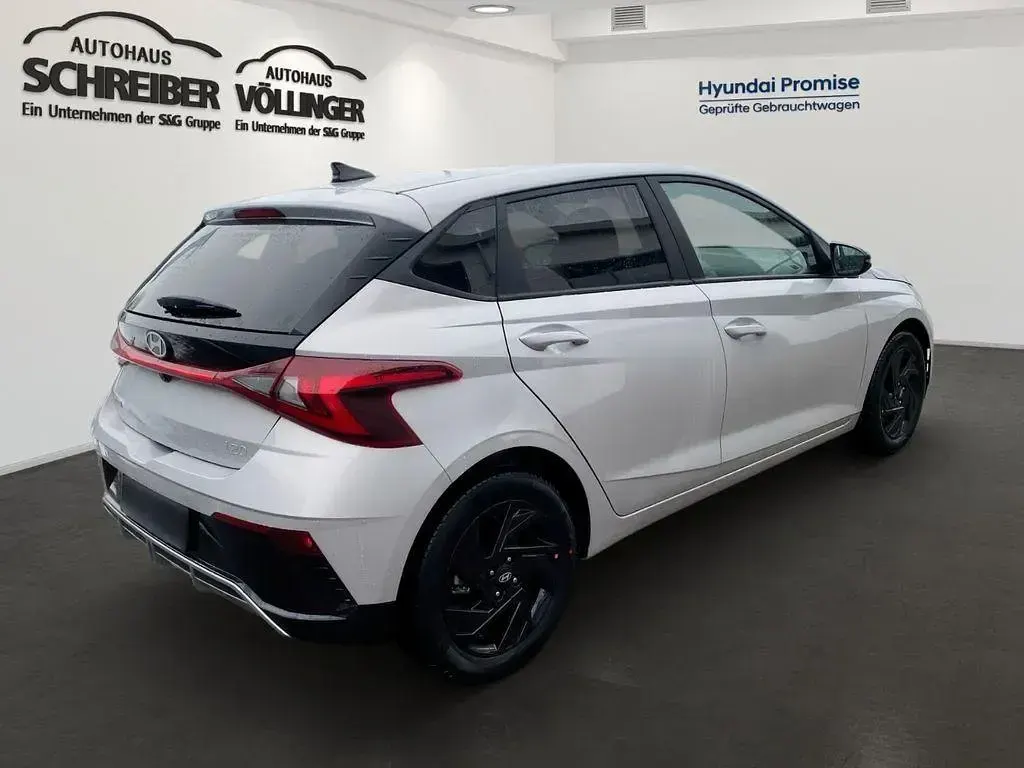 Neu Hyundai i20 Blackline 90 PS (66 kW) 2025 Grau Limousine