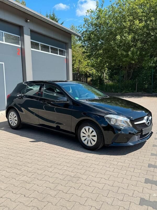 Schwarz Gebraucht 2017 Mercedes A180 Limousine | 13.000 € (Superpreis) - Bild 1/4