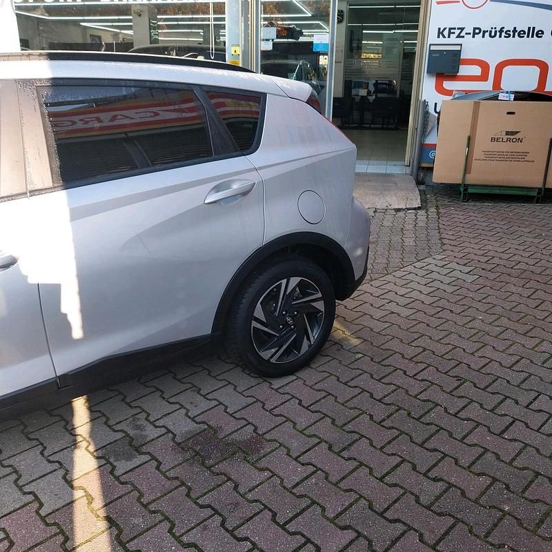 Grau Gebraucht 2021 Hyundai Bayon SUV | 16.450 € (Guter Preis) - Bild 1/4