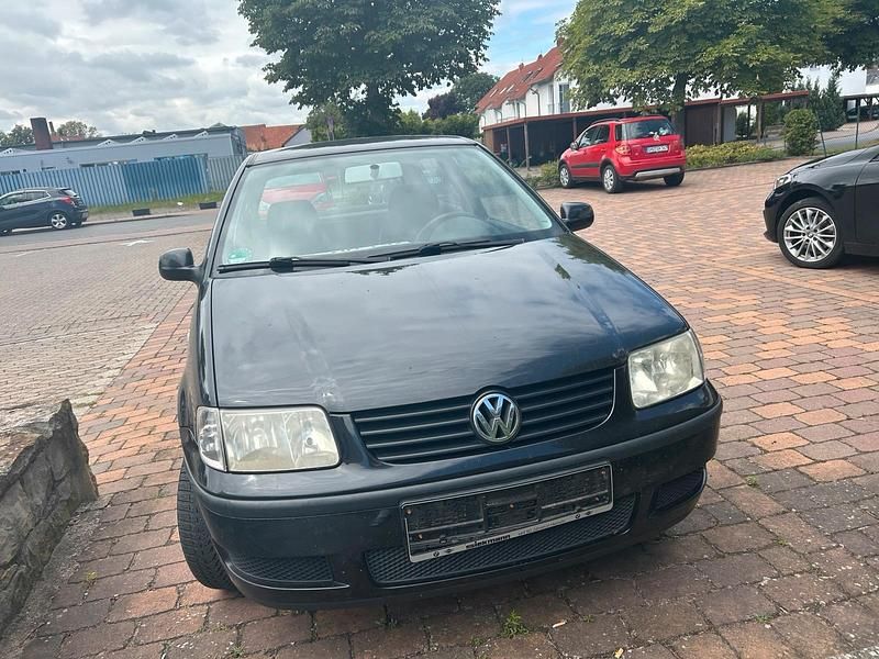 Schwarz Gebraucht 2000 VW Polo Kleinwagen | 300 € - Bild 1/4