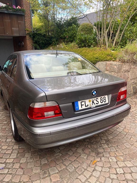 Grau Gebraucht 2002 BMW 525 Sport Line Limousine | 14.300 € - Bild 1/4