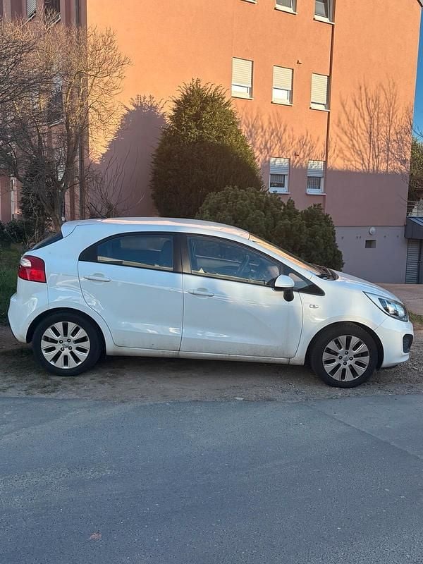 Gebraucht Kia Rio 109 PS (80 kW) 2011 Weiß Limousine