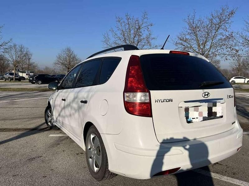 Weiß Gebraucht 2010 Hyundai i30 Limousine | 2.800 € (Fairer Preis) - Bild 1/4
