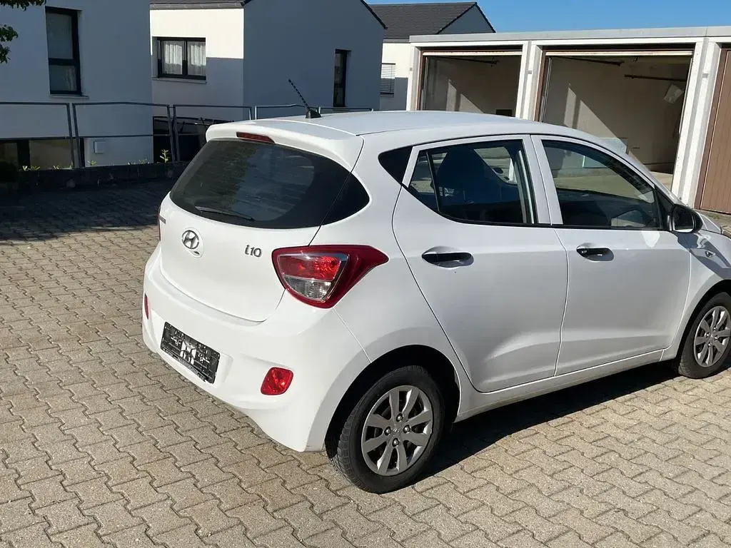 Gebraucht Hyundai i10 Classic 67 PS (49 kW) 2015 Weiß Kleinwagen