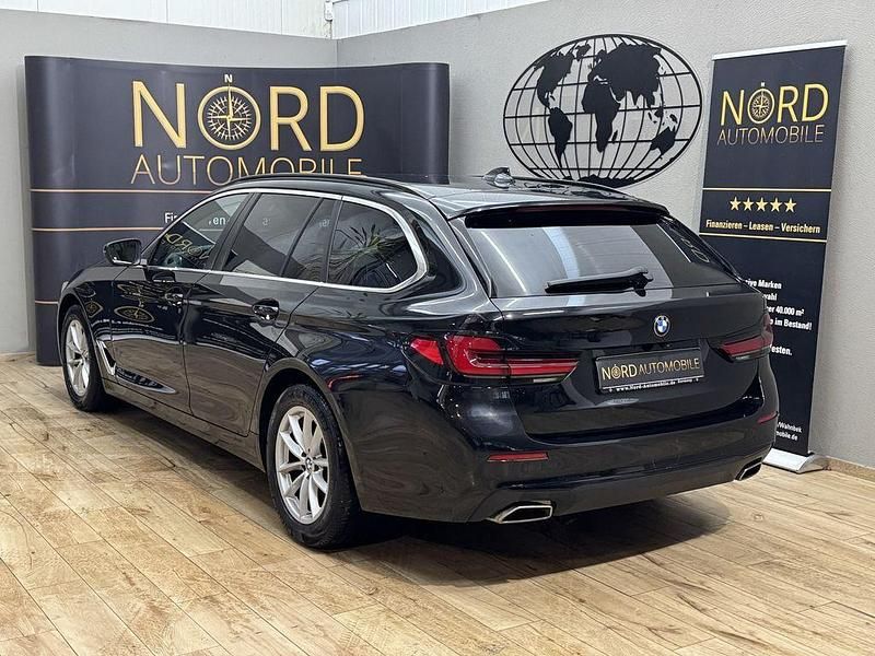 Black sapphire metal (metallic) Gebraucht 2022 BMW 530 Kombi | 33.880 € (Guter Preis) - Bild 1/2